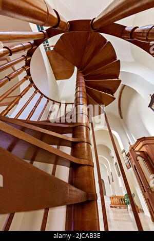 Hölzerne Wendeltreppe im Inneren der Franziskanerkirche in Shkoder, Albanien Stockfoto