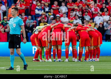 CARDIFF, WALES - 11. JUNI 2022: Team-Huddle während der League Ein 2022 Nations League Spiel zwischen Wales und Belgien im Cardiff City Stadium am 11.. Juni 2022. (Bild von John Smith/FAW) Stockfoto