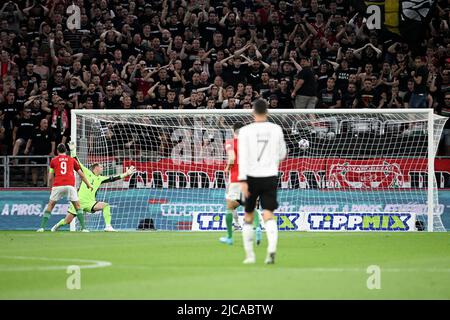 Budapest, Ungarn. 11.. Juni 2022. Fußball: Nations League A, Ungarn - Deutschland, Gruppenphase, Gruppe 3, Matchday 3, Puskás Aréna. Ungarns Zsolt Nagy (nicht im Bild) erzielt 1:0. Quelle: Federico Gambarini/dpa/Alamy Live News Stockfoto