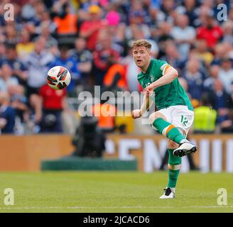 Aviva Stadium, Dublin, Irland. 11.. Juni 2022. Fußball der UEFA Nations League, Republik Irland gegen Schottland; Nathan Collins von Irland spielt den Ball weit über das Spielfeld Credit: Action Plus Sports/Alamy Live News Stockfoto