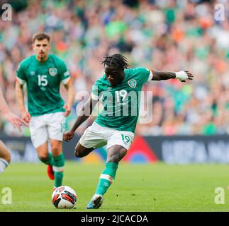 Aviva Stadium, Dublin, Irland. 11.. Juni 2022. Fußball der UEFA Nations League, Republik Irland gegen Schottland; Michael Obaffemi aus Irland dreht sich um und geht mit einem langen Torschlag und erzielt in der 51.-minütigen Spielzeit 3-0 Punkte Kredit: Action Plus Sports/Alamy Live News Stockfoto