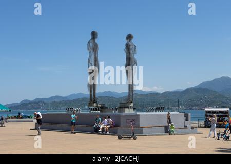 Batumi, Georgia - Mai 15 2022: Ali und Nino Statue bewegen sich in Batumi City und Touristen kommen, um zuzusehen Stockfoto