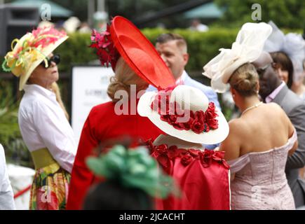 Elmont, Usa. 11.. Juni 2022. In den Stunden vor der Belmont Stakes 154. in Elmont, New York, am Samstag, dem 11. Juni 2022, tragen Frauen dekorative Hüte in der Nähe des Paddocks. Foto von John Angelillo/UPI Credit: UPI/Alamy Live News Stockfoto