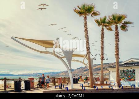 Pismo Beach, Kalifornien, USA - 3. Juni 2022. Hölzerne Promenade entlang der Küste und plaza in der Innenstadt von Pismo Beach City, Kalifornien Central Coast Stockfoto