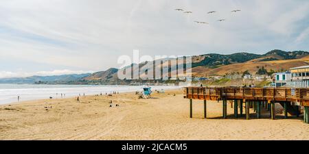 Pismo Beach, Kalifornien, USA - 3. Juni 2022. Hölzerne Promenade entlang der Küste, breiter Sandstrand und plaza in der Innenstadt von Pismo Beach City, Kalifornien Stockfoto