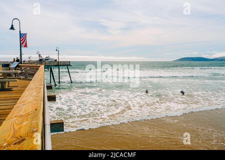 Pismo Beach, Kalifornien, USA - 3. Juni 2022. Pismo Beach Pier und Meerblick, California Central Coast Stockfoto