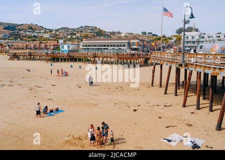 Pismo Beach, Kalifornien, USA - 3. Juni 2022. Hölzerne Promenade entlang der Küste, breiter Sandstrand und plaza in der Innenstadt von Pismo Beach City, Kalifornien Stockfoto