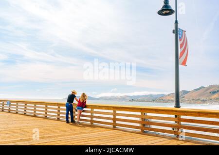 Pismo Beach, Kalifornien, USA - 3. Juni 2022. Junges Paar am Pier mit Blick. Pismo Beach Pier, California Central Coast Stockfoto