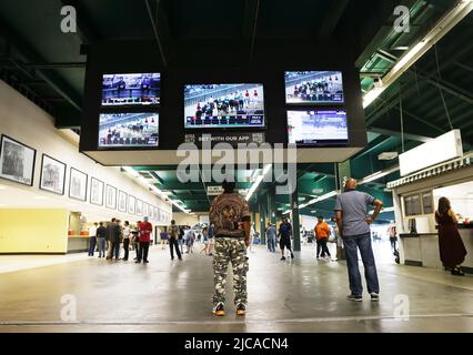 Elmont, Usa. 11.. Juni 2022. Die Teilnehmer warten auf den Start eines Rennens, bevor die Belmont Stakes 154. am Samstag, den 11. Juni 2022 in Elmont, New York, ausgetragen werden. Foto von John Angelillo/UPI Credit: UPI/Alamy Live News Stockfoto