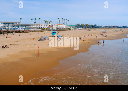 Pismo Beach, Kalifornien, USA - 3. Juni 2022. Breiter Sandstrand, Hotels, Menschen. Pismo Beach ist eine charmante Strandstadt in Zentral-Kalifornien Stockfoto