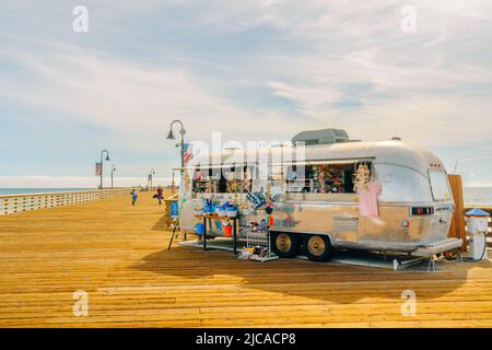 Pismo Beach, Kalifornien, USA - 3. Juni 2022. Pismo Beach Pier Marktplatz, Blick auf das Meer, und wolkiger Himmel im Hintergrund Stockfoto