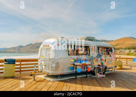 Pismo Beach, Kalifornien, USA - 3. Juni 2022. Pismo Beach Pier Marktplatz, Blick auf das Meer, und wolkiger Himmel im Hintergrund Stockfoto