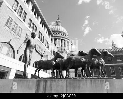 London, Großraum London, England, Juni 08 2022: Monochrom. Schäferhund und Schafe Bronzeskulptur von Elizabeth Frink auf dem Phernoster Platz. Stockfoto