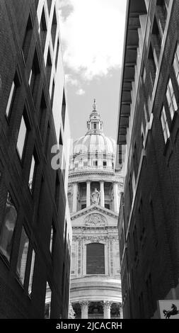 London, Großraum London, England, Juni 08 2022: Monochrom. Blick auf eine schmale Straße in Richtung St. Pauls Cathedral. Stockfoto