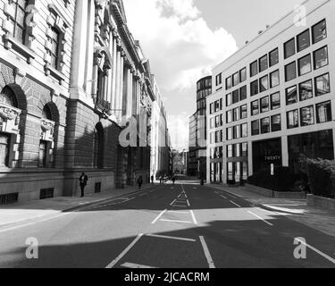 London, Großraum London, England, Juni 08 2022: Monochrom. Old Bailey Street mit dem Central Criminal Court of England and Wales. Stockfoto