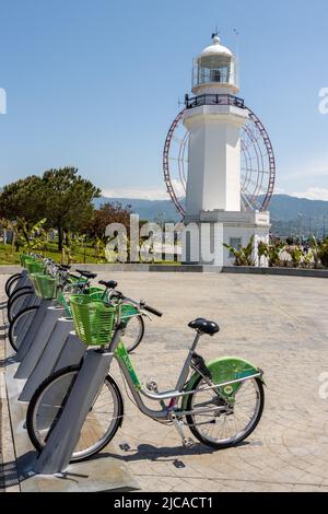 Batumi, Georgia-May 15 2022: Allgemeine Ansicht des Stadtzentrums von Batumi und der Küste an einem sonnigen Sommertag.Touristenziel. Batumi Riesenrad, leicht Stockfoto