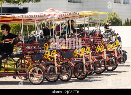 Batumi, Georgien - Mai 15 2022: Touristische Fahrräder in batumi zu mieten Stockfoto