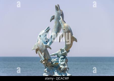 Batumi, Georgia - Mai 15 2022: Delfinstatue an der Küste von Batumi Stockfoto