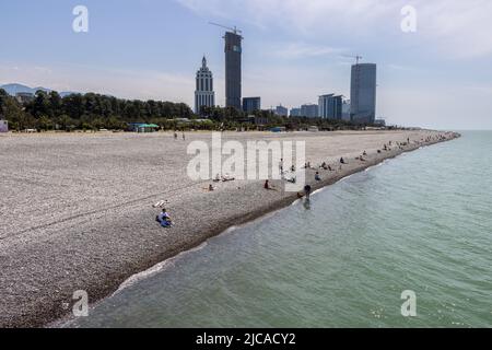 Batumi, Georgia - 15 2022. Mai: Sonnenbaden am Strand von batumi an einem sonnigen Sommertag Stockfoto