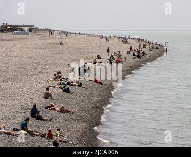 Batumi, Georgia - 15 2022. Mai: Sonnenbaden am Strand von batumi an einem sonnigen Sommertag Stockfoto