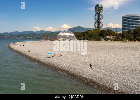 Batumi, Georgia - 15 2022. Mai: Sonnenbaden am Strand von batumi an einem sonnigen Sommertag Stockfoto