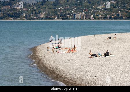 Batumi, Georgia - 15 2022. Mai: Sonnenbaden am Strand von batumi an einem sonnigen Sommertag Stockfoto