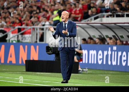 Budapest, Ungarn. 11.. Juni 2022. Fußball: Nations League A, Ungarn - Deutschland, Gruppenphase, Gruppe 3, Matchday 3, Puskás Aréna. Ungarns Trainer Marco Rossi reagiert am Rande. Quelle: Federico Gambarini/dpa/Alamy Live News Stockfoto