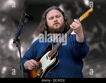 Berlin, Deutschland. 11.. Juni 2022. Sänger Joe Newman von der britischen Band Alt-J tritt auf der Bühne des Tempelhof Sounds Festivals auf dem Gelände des ehemaligen Berliner Flughafens Tempelhof auf. Kredit: Britta Pedersen/dpa/Alamy Live Nachrichten Stockfoto