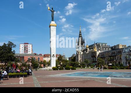 Batumi, Georgia - Mai 15 2022: Europaplatz, Medea Statue und Astronomische Uhr im Stadtzentrum von Batumi Stockfoto