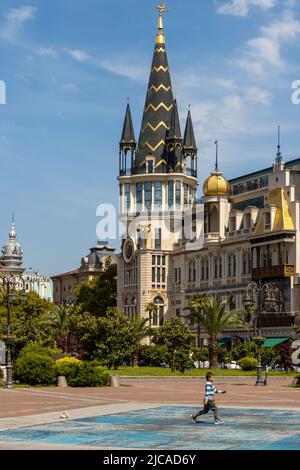 Batumi, Georgien - 15 2022. Mai: Europaplatz. Astronomische Uhr im Stadtzentrum von Batumi Stockfoto