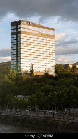 Tiflis, Georgien - Mai 16 2022: Radisson Hotel Tiflis Außenansicht Stockfoto