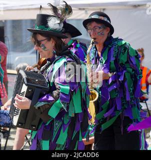 Wicket Brut Border Morris Musiker in Kostüm auftreten Stockfoto