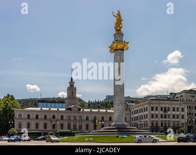 Tiflis, Georgien - 17 2022. Mai: Platz der Freiheit und das St. George Denkmal Stockfoto