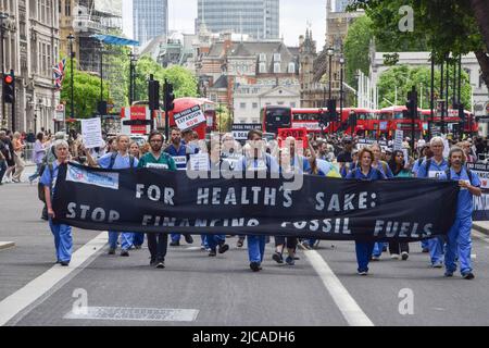 London, England, Großbritannien. 11.. Juni 2022. Demonstranten marschieren durch Whitehall. Ärzte, Krankenschwestern und andere Gesundheitsfachkräfte des Extinction Rebellion versammelten sich in Westminster zu einem Protest, um ein Ende der Investitionen in fossile Brennstoffe zu fordern. (Bild: © Vuk Valcic/ZUMA Press Wire) Stockfoto