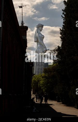 Tiflis, Georgien - Mai 17 2022: Kartlis Deda Statue auf Sololaki Hill, Tiflis Stockfoto