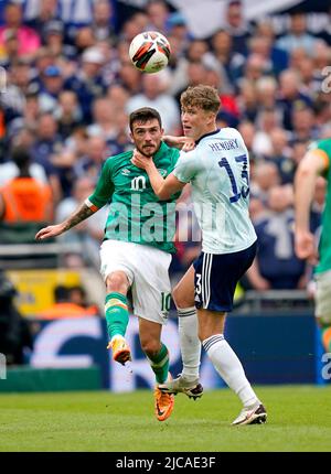 Der schottische Jack Hendry (rechts) und der irische Troy Parrott kämpfen während des Spiels der UEFA Nations League im Aviva Stadium, Dublin, um den Ball. Bilddatum: Samstag, 11. Juni 2022. Stockfoto