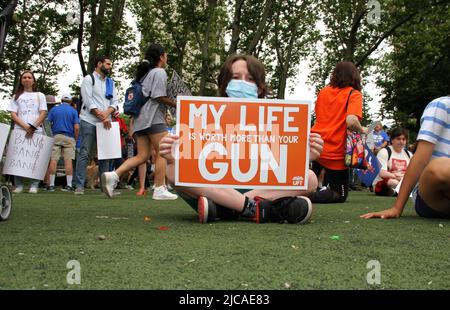 11. Juni 2022, New York, New York, USA: 8,2022. Juni NEW YORK - Marsch zur Our Lives Gun Control Rally. . Tausende von Marschern gingen in New York City auf die Straße nach den undenkbaren Waffentragödien in Uvalde und Buffalo führen Anhänger der Waffenreform den Kampf zurück auf die Straße, um von den Gesetzgebern zu fordern, dass sie handeln, um Leben zu retten. (Bild: © Bruce Cotler/ZUMA Press Wire) Stockfoto