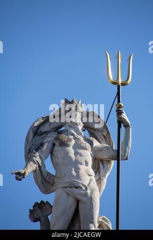 Statue des Poseidon in Gent mit blauem Hintergrund Stockfoto