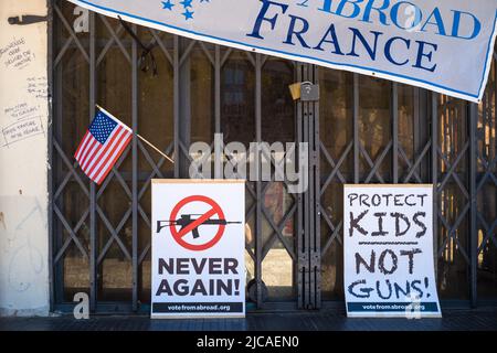 Eine kleine amerikanische Flagge, ein Poster, nie wieder! Mit einer verbotenen Waffe und einem weiteren Poster mit der Aufschrift, Protect Kids, Not Guns!. Kundgebung der Demokratischen Partei im Ausland zu Ehren der Opfer des Mordes an der Robb Elementary School in Uvalde, Texas, am 24. Mai 2022. Frankreich, Toulouse le 11 Juin 2022. Foto von Patricia Huchot-Boissier/ABACAPRESS.COM Stockfoto