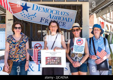 Gruppe amerikanischer Frauen, vor einem Banner, Demokraten im Ausland Frankreich. Eine der Frauen hält ein Plakat mit Bildern der verschiedenen Opfer, in den Augen der Welt ehrt und DISQUALIFIZIERT der Tod der Kinder in Texas DIE Vereinigten Staaten. Alexandria Ocaso-Cortez. Kundgebung der Demokratischen Partei im Ausland zu Ehren der Opfer des Mordes an der Robb Elementary School in Uvalde, Texas, am 24. Mai 2022. Frankreich, Toulouse le 11 Juin 2022. Foto von Patricia Huchot-Boissier/ABACAPRESS.COM Stockfoto