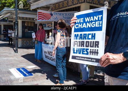 Ein Mann mit einem Plakat, Wir wollen Veränderung !. Marsch für unser Leben. Kundgebung der Demokratischen Partei im Ausland zu Ehren der Opfer des Mordes an der Robb Elementary School in Uvalde, Texas, am 24. Mai 2022. Frankreich, Toulouse le 11 Juin 2022. Foto von Patricia Huchot-Boissier/ABACAPRESS.COM Stockfoto