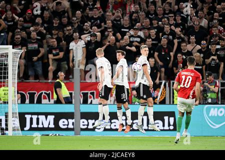 Budapest, Ungarn. 11.. Juni 2022. Fußball: Nations League A, Ungarn - Deutschland, Gruppenphase, Gruppe 3, Matchday 3, Puskás Aréna. Der ungarische Dominik Szoboszlai (r) tritt frei. Quelle: Federico Gambarini/dpa/Alamy Live News Stockfoto