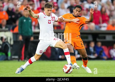 Rotterdam - Przemysław Frankowski aus Polen, Jurrien Timber aus Holland während des Spiels zwischen den Niederlanden und Polen im Stadion Feijenoord de Kuip am 11. Juni 2022 in Rotterdam, Niederlande. (Box-to-Box-Bilder/Yannick Verhoeven) Stockfoto