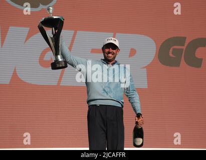 London, Großbritannien. 11.. Juni 2022. Der Südafrikaner Charl Schwartzel hebt am Samstag, den 11. Juni 2022, die erste LIV-Trophäe im Centurion Club in Hertfordshire ab. Schwartzel gewann $4 Millionen für den Sieg und sein Team The Stingers gewann ebenfalls. Foto von Hugo Philpott/UPI Credit: UPI/Alamy Live News Stockfoto