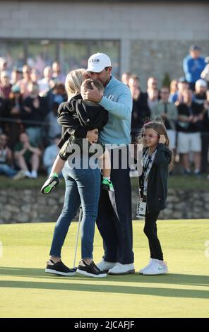 London, Großbritannien. 11.. Juni 2022. Der Südafrikaner Charl Schwartzel feiert mit seiner Familie, nachdem er am Samstag, den 11. Juni 2022, im Centurion Club in Hertfordshire die erste LIV-Trophäe gewonnen hat. Schwartzel gewann $4 Millionen für den Sieg und sein Team The Stingers gewann ebenfalls. Foto von Hugo Philpott/UPI Credit: UPI/Alamy Live News Stockfoto