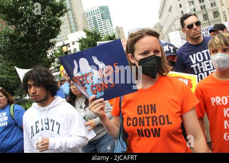 11. Juni 2022, New York, New York, USA: 8,2022. Juni NEW YORK - Marsch zur Our Lives Gun Control Rally. . Tausende von Marschern gingen in New York City auf die Straße nach den undenkbaren Waffentragödien in Uvalde und Buffalo führen Anhänger der Waffenreform den Kampf zurück auf die Straße, um von den Gesetzgebern zu fordern, dass sie handeln, um Leben zu retten. (Bild: © Bruce Cotler/ZUMA Press Wire) Stockfoto