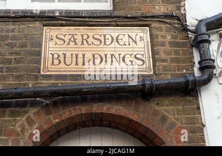 Starsden-Gebäude-Schild aus Fliesen an einer Backsteinmauer von Wohngebäuden in der Gegend von Marylebone. London Stockfoto