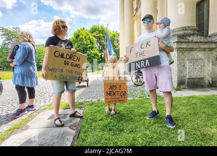 München, Deutschland. 11.. Juni 2022. Familie mit kleinen Kindern halten Schild 'F die NRA. Vier Jahre nach den Demonstrationen des vergangenen Marsches für unser Leben für die Gesetzgebung zur Waffenkontrolle in den Vereinigten Staaten und nach den Massakern von Uvalde und Buffalo versammelten sich Mitglieder der Demokraten im Ausland in München, Deutschland reagierte auf den Aufruf, Maßnahmen zur Beendigung der „Waffengewalt-Epidemie“ als dem Tempo der Massenerschießungen im Jahr 2022 zu fordern. (Bild: © Sachelle Babbar/ZUMA Press Wire) Stockfoto