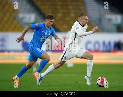 Der englische Jarrod Bowen (rechts) und der italienische Salvatore Esposito kämpfen während des Spiels der UEFA Nations League im Molineux Stadium in Wolverhampton um den Ball. Bilddatum: Samstag, 11. Juni 2022. Stockfoto