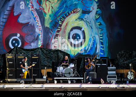 Die amerikanische Rockband Dinosaur Jr. tritt auf der NOS-Bühne während des 2022 NOS Primavera Sound am 11. Juni 2022 in Porto, Portugal, auf. Stockfoto